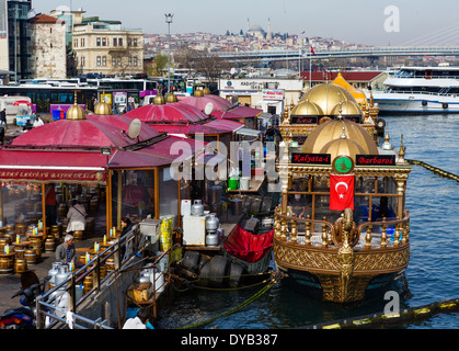 Dekorative Boote Verkauf Fischbrötchen (Tarihi Eminonu Balik Ekmek) in der Nähe der Galatabrücke, Eminönü Bezirk, Istanbul, Türkei Stockfoto