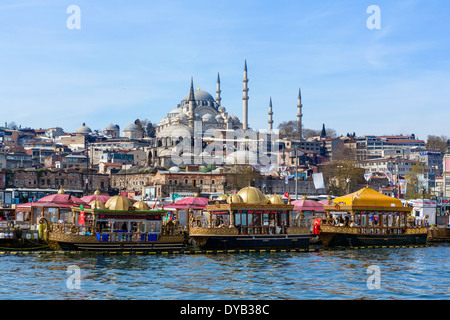 Dekorative Boote Verkauf Fischbrötchen (Tarihi Eminonu sträuben Ekmek) mit Süleymaniye-Moschee hinter Eminonu, Istanbul, Türkei Stockfoto