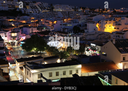 Albufeira Altstadt in der Abenddämmerung. Stockfoto