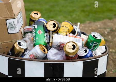 Leere Bier- und größer können in einen Mülleimer auf einem festival Stockfoto