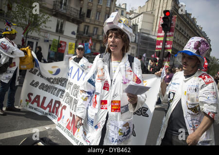 Paris, Frankreich. 12. April 2014. Demonstranten nehmen Teil an einer Demonstration gegen Sparmaßnahmen auf 12. April 2014 in Paris. März der Protest gegen die Sparmaßnahmen der Regierung, initiiert von der PG-Partei und die Franzosen ganz links NPA (Nouveau Parti Anticapitaliste) Partei, versammelten Gewerkschaften Vertreter, Vereine, Spieler der Kultursektor und linke Abgeordnete als Griechenlands Syriza Hauptopposition (linksradikalen) Parteichef Alexis Tsipras, eines der wichtigsten Kandidaten für die Präsidentschaft des Europäischen Parlaments, beteiligte sich an der Demonstration am Tag nach attendin Stockfoto