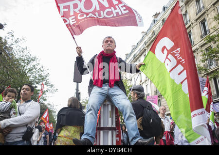 Paris, Frankreich. 12. April 2014. Demonstranten nehmen Teil an einer Demonstration gegen Sparmaßnahmen auf 12. April 2014 in Paris. März der Protest gegen die Sparmaßnahmen der Regierung, initiiert von der PG-Partei und die Franzosen ganz links NPA (Nouveau Parti Anticapitaliste) Partei, versammelten Gewerkschaften Vertreter, Vereine, Spieler der Kultursektor und linke Abgeordnete als Griechenlands Syriza Hauptopposition (linksradikalen) Parteichef Alexis Tsipras, eines der wichtigsten Kandidaten für die Präsidentschaft des Europäischen Parlaments, beteiligte sich an der Demonstration am Tag nach attendin Stockfoto
