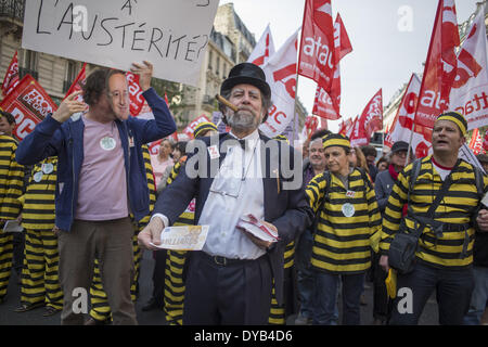 Paris, Frankreich. 12. April 2014. Demonstranten nehmen Teil an einer Demonstration gegen Sparmaßnahmen auf 12. April 2014 in Paris. März der Protest gegen die Sparmaßnahmen der Regierung, initiiert von der PG-Partei und die Franzosen ganz links NPA (Nouveau Parti Anticapitaliste) Partei, versammelten Gewerkschaften Vertreter, Vereine, Spieler der Kultursektor und linke Abgeordnete als Griechenlands Syriza Hauptopposition (linksradikalen) Parteichef Alexis Tsipras, eines der wichtigsten Kandidaten für die Präsidentschaft des Europäischen Parlaments, beteiligte sich an der Demonstration am Tag nach attendin Stockfoto