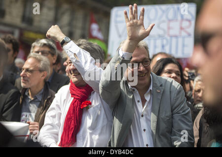 Paris, Frankreich. 12. April 2014. Demonstranten nehmen Teil an einer Demonstration gegen Sparmaßnahmen auf 12. April 2014 in Paris. März der Protest gegen die Sparmaßnahmen der Regierung, initiiert von der PG-Partei und die Franzosen ganz links NPA (Nouveau Parti Anticapitaliste) Partei, versammelten Gewerkschaften Vertreter, Vereine, Spieler der Kultursektor und linke Abgeordnete als Griechenlands Syriza Hauptopposition (linksradikalen) Parteichef Alexis Tsipras, eines der wichtigsten Kandidaten für die Präsidentschaft des Europäischen Parlaments, beteiligte sich an der Demonstration am Tag nach attendin Stockfoto
