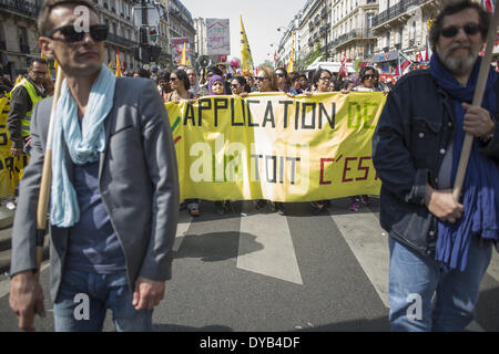 Paris, Frankreich. 12. April 2014. Demonstranten nehmen Teil an einer Demonstration gegen Sparmaßnahmen auf 12. April 2014 in Paris. März der Protest gegen die Sparmaßnahmen der Regierung, initiiert von der PG-Partei und die Franzosen ganz links NPA (Nouveau Parti Anticapitaliste) Partei, versammelten Gewerkschaften Vertreter, Vereine, Spieler der Kultursektor und linke Abgeordnete als Griechenlands Syriza Hauptopposition (linksradikalen) Parteichef Alexis Tsipras, eines der wichtigsten Kandidaten für die Präsidentschaft des Europäischen Parlaments, beteiligte sich an der Demonstration am Tag nach attendin Stockfoto