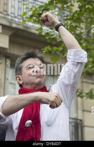 Paris, Frankreich. 12. April 2014. Demonstranten nehmen Teil an einer Demonstration gegen Sparmaßnahmen auf 12. April 2014 in Paris. März der Protest gegen die Sparmaßnahmen der Regierung, initiiert von der PG-Partei und die Franzosen ganz links NPA (Nouveau Parti Anticapitaliste) Partei, versammelten Gewerkschaften Vertreter, Vereine, Spieler der Kultursektor und linke Abgeordnete als Griechenlands Syriza Hauptopposition (linksradikalen) Parteichef Alexis Tsipras, eines der wichtigsten Kandidaten für die Präsidentschaft des Europäischen Parlaments, beteiligte sich an der Demonstration am Tag nach attendin Stockfoto
