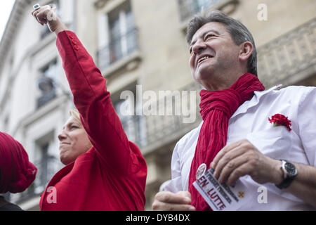 Paris, Frankreich. 12. April 2014. Demonstranten nehmen Teil an einer Demonstration gegen Sparmaßnahmen auf 12. April 2014 in Paris. März der Protest gegen die Sparmaßnahmen der Regierung, initiiert von der PG-Partei und die Franzosen ganz links NPA (Nouveau Parti Anticapitaliste) Partei, versammelten Gewerkschaften Vertreter, Vereine, Spieler der Kultursektor und linke Abgeordnete als Griechenlands Syriza Hauptopposition (linksradikalen) Parteichef Alexis Tsipras, eines der wichtigsten Kandidaten für die Präsidentschaft des Europäischen Parlaments, beteiligte sich an der Demonstration am Tag nach attendin Stockfoto