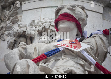 Paris, Frankreich. 12. April 2014. Demonstranten nehmen Teil an einer Demonstration gegen Sparmaßnahmen auf 12. April 2014 in Paris. März der Protest gegen die Sparmaßnahmen der Regierung, initiiert von der PG-Partei und die Franzosen ganz links NPA (Nouveau Parti Anticapitaliste) Partei, versammelten Gewerkschaften Vertreter, Vereine, Spieler der Kultursektor und linke Abgeordnete als Griechenlands Syriza Hauptopposition (linksradikalen) Parteichef Alexis Tsipras, eines der wichtigsten Kandidaten für die Präsidentschaft des Europäischen Parlaments, beteiligte sich an der Demonstration am Tag nach attendin Stockfoto