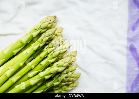 Spargel in einem Tuch gebündelt Stockfoto