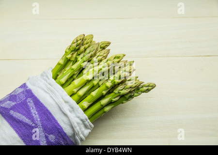 Spargel in einem Tuch gebündelt Stockfoto