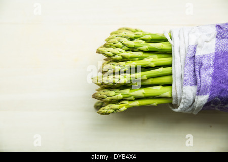 Spargel in einem Tuch gebündelt Stockfoto