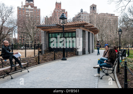 New York, NY - 10. April 2014 - neu abgeschlossen, sichere Station und Polizeistation im Washington Square Park © Stacy Walsh Rosenstock/Alamy Stockfoto
