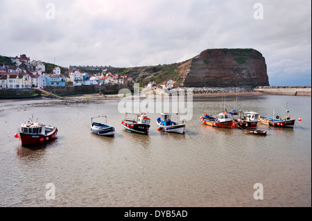 Ein Frühlingstag auf dem Meer Dorf von Staithes, North Yorkshire, UK, zeigt den Hafen und Fischerboote Stockfoto