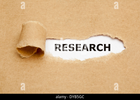 Das Wort Forschung erscheinen hinter braunes Papier zerrissen. Stockfoto