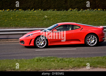 Ein roter Ferrari F430 Sportwagen Reisen entlang der Kingsway West Schnellstraße in Dundee, Großbritannien Stockfoto