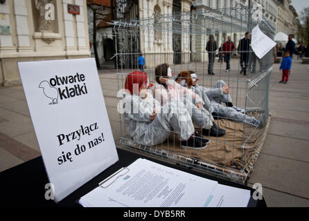 Warschau, Polen. 12. April 2014. Aktivisten von "Open Käfige" Organisation Proteste gegen Legebatterien Geflügel Landwirtschaft am 12. April in Warschau. Vier Personen wurden in Käfig für 24 Stunden gesperrt. Stockfoto