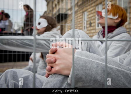 Warschau, Polen. 12. April 2014. Aktivisten von "Open Käfige" Organisation Proteste gegen Legebatterien Geflügel Landwirtschaft am 12. April in Warschau. Vier Personen wurden in Käfig für 24 Stunden gesperrt. Stockfoto