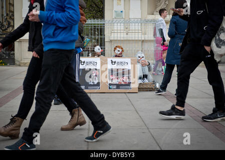 Warschau, Polen. 12. April 2014. Aktivisten von "Open Käfige" Organisation Proteste gegen Legebatterien Geflügel Landwirtschaft am 12. April in Warschau. Vier Personen wurden in Käfig für 24 Stunden gesperrt. Stockfoto