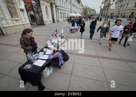 Warschau, Polen. 12. April 2014. Aktivisten von "Open Käfige" Organisation Proteste gegen Legebatterien Geflügel Landwirtschaft am 12. April in Warschau. Vier Personen wurden in Käfig für 24 Stunden gesperrt. Stockfoto