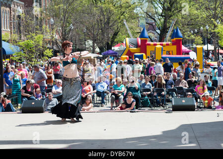 Knoxville, Tennesse, USA. 12. April 2014. Kredit-2014 Knoxville Oper Rossini Festival In Knoxville, Tennessee nimmt über Marktplatz und Gay Street am 12. April 2014: Marc Griffin/Alamy Live-Nachrichten Stockfoto