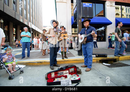 Knoxville, Tennesse, USA. 12. April 2014. Kredit-2014 Knoxville Oper Rossini Festival In Knoxville, Tennessee nimmt über Marktplatz und Gay Street am 12. April 2014: Marc Griffin/Alamy Live-Nachrichten Stockfoto