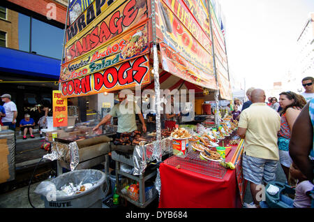 Knoxville, Tennesse, USA. 12. April 2014. Kredit-2014 Knoxville Oper Rossini Festival In Knoxville, Tennessee nimmt über Marktplatz und Gay Street am 12. April 2014: Marc Griffin/Alamy Live-Nachrichten Stockfoto