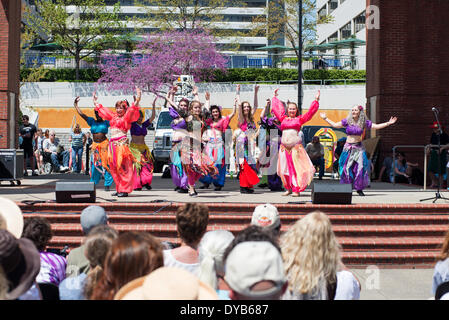 Knoxville, Tennesse, USA. 12. April 2014. Kredit-2014 Knoxville Oper Rossini Festival In Knoxville, Tennessee nimmt über Marktplatz und Gay Street am 12. April 2014: Marc Griffin/Alamy Live-Nachrichten Stockfoto