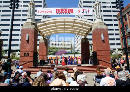 Knoxville, Tennesse, USA. 12. April 2014. Kredit-2014 Knoxville Oper Rossini Festival In Knoxville, Tennessee nimmt über Marktplatz und Gay Street am 12. April 2014: Marc Griffin/Alamy Live-Nachrichten Stockfoto