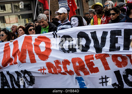 Rom, Italien. 12. April 2014.  Demonstranten marschieren während einer Demonstration gegen Sparpolitik in Rom. Tausende Demonstranten aus allen Teilen des Landes, marschierte in Rom gegen Sparmaßnahmen Troika zu demonstrieren und ihre Wut über Regierungspläne zur Reform Arbeitsmarkt zur Bewältigung der Wirtschaftskrise zum Ausdruck zu bringen und das Gehäuse Rechte Politik. (Foto von Giuseppe Ciccia/Pacific Press) Stockfoto