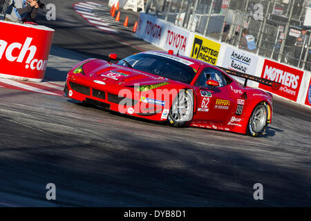 Long Beach, CA, USA. 11. April 2014. Long Beach, CA - 11. April 2014: Risi Competizione Ferrari Rennen durch die Kurven im TUDOR vereint Sportwagen Meisterschaft der langen BeachatGrand Prix Credit BeachinLong Long Beach, CA.: Csm/Alamy Live-Nachrichten Stockfoto