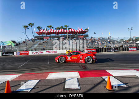 Long Beach, CA, USA. 11. April 2014. Long Beach, CA - 11. April 2014: Risi Competizione Ferrari Rennen durch die Kurven im TUDOR vereint Sportwagen Meisterschaft der langen BeachatGrand Prix Credit BeachinLong Long Beach, CA.: Csm/Alamy Live-Nachrichten Stockfoto