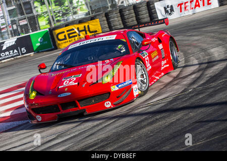 Long Beach, CA, USA. 11. April 2014. Long Beach, CA - 11. April 2014: Risi Competizione Ferrari Rennen durch die Kurven im TUDOR vereint Sportwagen Meisterschaft der langen BeachatGrand Prix Credit BeachinLong Long Beach, CA.: Csm/Alamy Live-Nachrichten Stockfoto