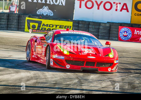 Long Beach, CA, USA. 11. April 2014. Long Beach, CA - 11. April 2014: Risi Competizione Ferrari Rennen durch die Kurven im TUDOR vereint Sportwagen Meisterschaft der langen BeachatGrand Prix Credit BeachinLong Long Beach, CA.: Csm/Alamy Live-Nachrichten Stockfoto