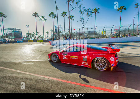 Long Beach, CA, USA. 11. April 2014. Long Beach, CA - 11. April 2014: Risi Competizione Ferrari Rennen durch die Kurven im TUDOR vereint Sportwagen Meisterschaft der langen BeachatGrand Prix Credit BeachinLong Long Beach, CA.: Csm/Alamy Live-Nachrichten Stockfoto