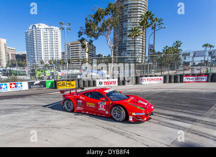 Long Beach, CA, USA. 11. April 2014. Long Beach, CA - 11. April 2014: Risi Competizione Ferrari Rennen durch die Kurven im TUDOR vereint Sportwagen Meisterschaft der langen BeachatGrand Prix Credit BeachinLong Long Beach, CA.: Csm/Alamy Live-Nachrichten Stockfoto