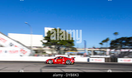 Long Beach, CA, USA. 11. April 2014. Long Beach, CA - 11. April 2014: Risi Competizione Ferrari Rennen durch die Kurven im TUDOR vereint Sportwagen Meisterschaft der langen BeachatGrand Prix Credit BeachinLong Long Beach, CA.: Csm/Alamy Live-Nachrichten Stockfoto