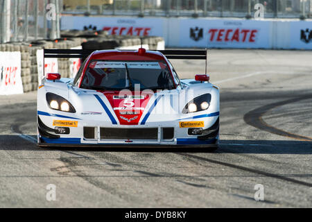 Long Beach, CA, USA. 11. April 2014. Long Beach, CA - 11. April 2014: Der Action Express Racing Prototyp Corvette DP Autorennen durch die Kurven im TUDOR United SportsCar Championship von Long Beach am Grand Prix der BeachinLong Long Beach, CA. Credit: Csm/Alamy Live-Nachrichten Stockfoto