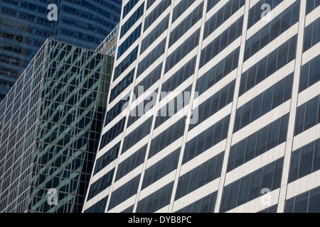 Abstrakte Details der Gnade Gebäude und andere Wolkenkratzer an der 42nd Street in New York City Stockfoto