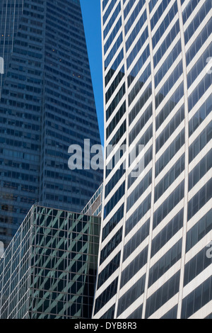 Das Grace-Gebäude und andere Wolkenkratzer auf der 42nd Street in New York City Stockfoto