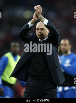 London, Großbritannien. 12. April 2014. Uwe Rosler, Manager von Wigan Athletic, grüßt die Fans nach dem FA-Cup Halbfinale Spiel zwischen Arsenal und Wigan Athletic im Wembley Stadion in London, Großbritannien, am 12. April 2014. Arsenal avancierte zum Finale mit 4: 2 im Elfmeterschießen nach einem 1: 1-Unentschieden zu gewinnen. © Wang Lili/Xinhua/Alamy Live-Nachrichten Stockfoto