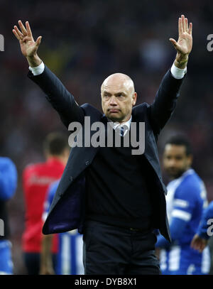 London, Großbritannien. 12. April 2014. Uwe Rosler, Manager von Wigan Athletic, grüßt die Fans nach dem FA-Cup Halbfinale Spiel zwischen Arsenal und Wigan Athletic im Wembley Stadion in London, Großbritannien, am 12. April 2014. Arsenal avancierte zum Finale mit 4: 2 im Elfmeterschießen nach einem 1: 1-Unentschieden zu gewinnen. © Wang Lili/Xinhua/Alamy Live-Nachrichten Stockfoto