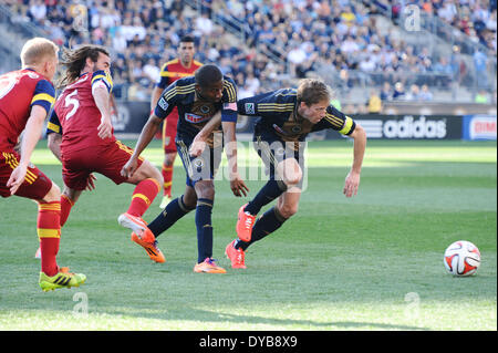 Chester, Pennsylvania, USA. 12. April 2014. Philadelphia Union Spieler in Aktion gegen Real Salt Lake Spieler während des Spiels statt im PPL Park in Chester Pa Credit: Ricky Fitchett/ZUMAPRESS.com/Alamy Live News Stockfoto