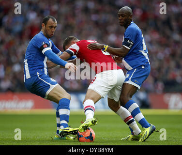 London, Großbritannien. 12. April 2014. Lukas Podolski (C) von Arsenal durchbricht während der FA-Cup Halbfinale zwischen Arsenal und Wigan Athletic im Wembley Stadion in London, Großbritannien, am 12. April 2014. Arsenal avancierte zum Finale mit 4: 2 im Elfmeterschießen nach einem 1: 1-Unentschieden zu gewinnen. © Wang Lili/Xinhua/Alamy Live-Nachrichten Stockfoto