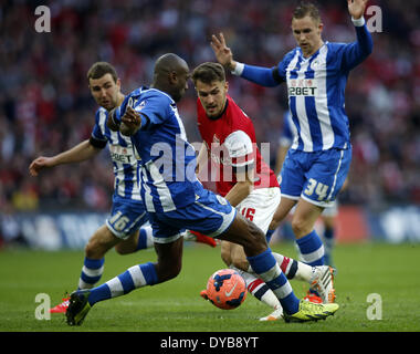 London, Großbritannien. 12. April 2014. Aaron Ramsey(2nd, R) von Arsenal durchbricht während der FA-Cup Halbfinale zwischen Arsenal und Wigan Athletic im Wembley Stadion in London, Großbritannien, am 12. April 2014. Arsenal avancierte zum Finale mit 4: 2 im Elfmeterschießen nach einem 1: 1-Unentschieden zu gewinnen. © Wang Lili/Xinhua/Alamy Live-Nachrichten Stockfoto