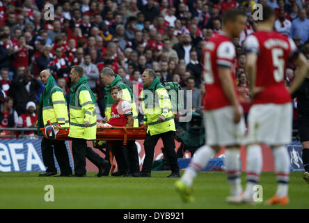 London, Großbritannien. 12. April 2014. Nacho Monreal (C) von Arsenal verletzte während der FA-Cup Halbfinale zwischen Arsenal und Wigan Athletic im Wembley Stadion in London, Großbritannien, am 12. April 2014 abgenommen. Arsenal avancierte zum Finale mit 4: 2 im Elfmeterschießen nach einem 1: 1-Unentschieden zu gewinnen. © Wang Lili/Xinhua/Alamy Live-Nachrichten Stockfoto