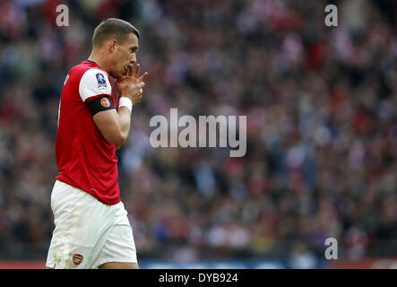 London, Großbritannien. 12. April 2014. Lukas Podolski Arsenal reagiert nach Verletzungen während des FA-Cup Halbfinale Spiel zwischen Arsenal und Wigan Athletic im Wembley Stadion in London, Großbritannien, am 12. April 2014. Arsenal avancierte zum Finale mit 4: 2 im Elfmeterschießen nach einem 1: 1-Unentschieden zu gewinnen. © Wang Lili/Xinhua/Alamy Live-Nachrichten Stockfoto