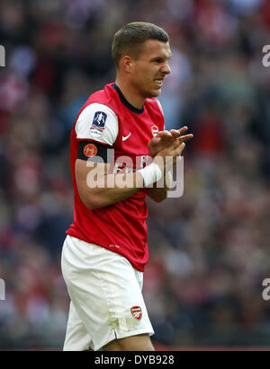 London, Großbritannien. 12. April 2014. Lukas Podolski Arsenal reagiert nach Verletzungen während des FA-Cup Halbfinale Spiel zwischen Arsenal und Wigan Athletic im Wembley Stadion in London, Großbritannien, am 12. April 2014. Arsenal avancierte zum Finale mit 4: 2 im Elfmeterschießen nach einem 1: 1-Unentschieden zu gewinnen. © Wang Lili/Xinhua/Alamy Live-Nachrichten Stockfoto