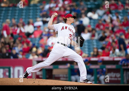 Anaheim, CA, USA. 12. April 2014. 12. April 2014 - Anaheim, CA, Vereinigte Staaten von Amerika - Los Angeles Angels ab Krug Jered Weaver (36) Stellplätze während der MLB Spiel zwischen den New York Mets und Los Angeles Angels Engel Stadium in Anaheim, CA. Credit: Csm/Alamy Live-Nachrichten Stockfoto