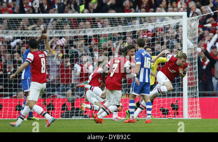 London, Großbritannien. 12. April 2014. Per Mertesacker (1., R) von Arsenal feiert scoring während der FA-Cup Halbfinale zwischen Arsenal und Wigan Athletic im Wembley Stadion in London, Großbritannien, am 12. April 2014. Arsenal avancierte zum Finale mit 4: 2 im Elfmeterschießen nach einem 1: 1-Unentschieden zu gewinnen. © Wang Lili/Xinhua/Alamy Live-Nachrichten Stockfoto