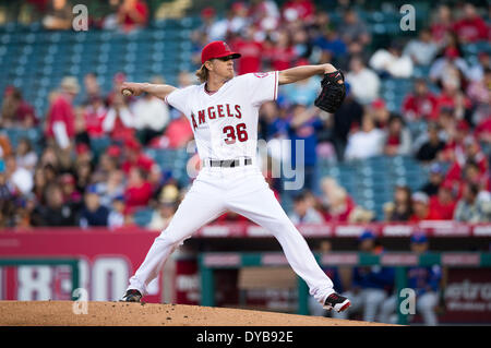 Anaheim, CA, USA. 12. April 2014. 12. April 2014 - Anaheim, CA, Vereinigte Staaten von Amerika - Los Angeles Angels ab Krug Jered Weaver (36) Stellplätze während der MLB Spiel zwischen den New York Mets und Los Angeles Angels Engel Stadium in Anaheim, CA. Credit: Csm/Alamy Live-Nachrichten Stockfoto